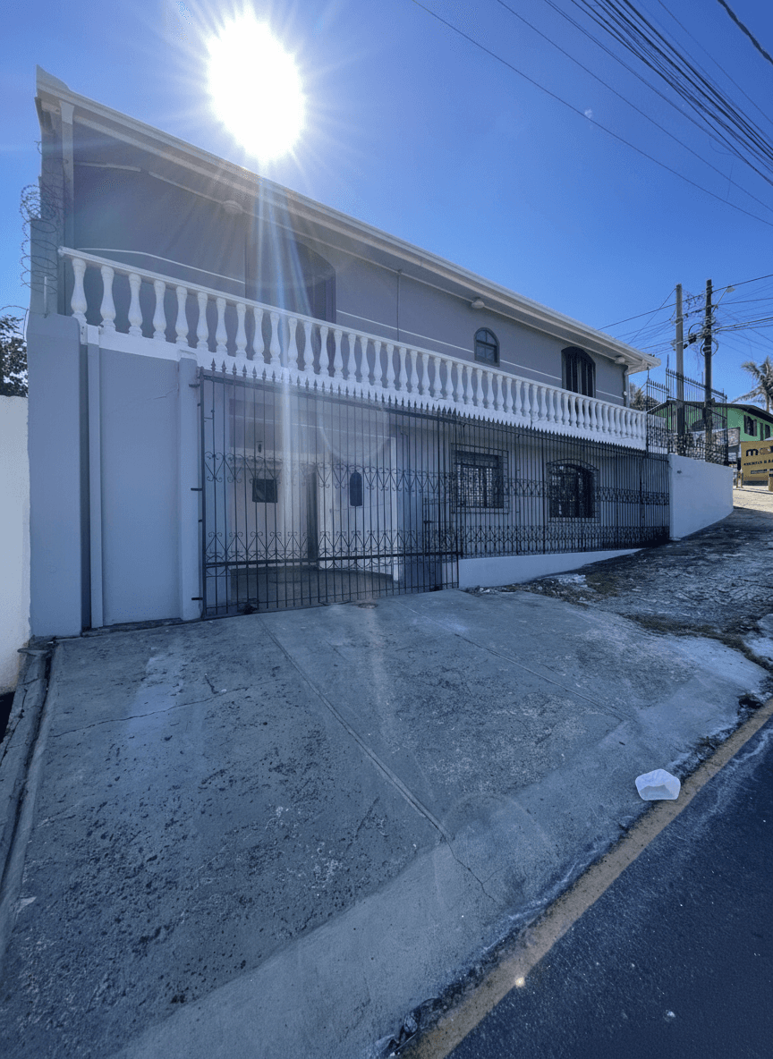 Casa residencial e comercial de esquina no Jardim Carvalho